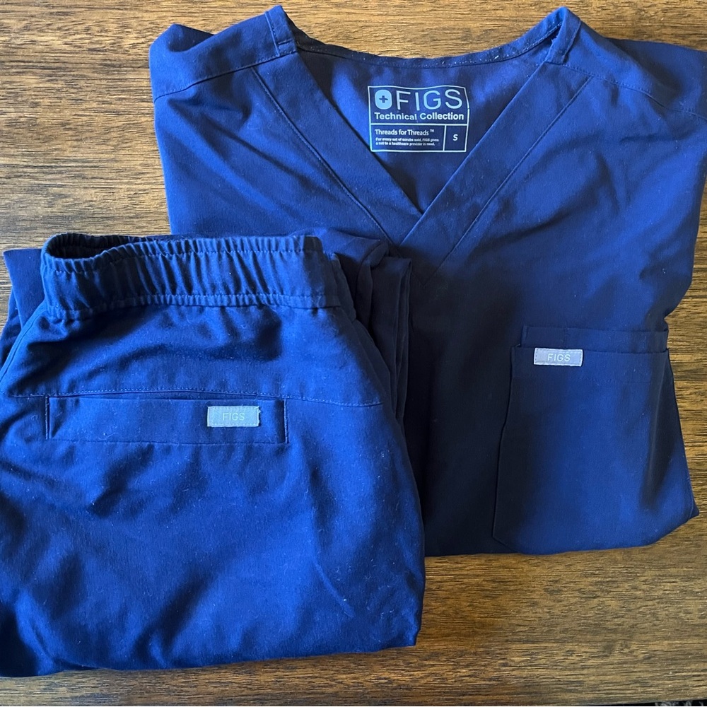 FIGS men’s scrub set top and bottoms